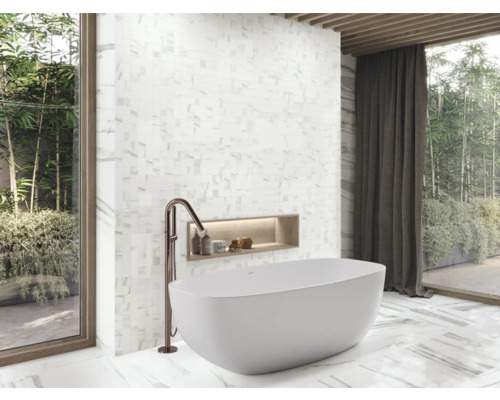 Baie cu cadă independentă, armătură, nișă de perete și plăci de mozaic