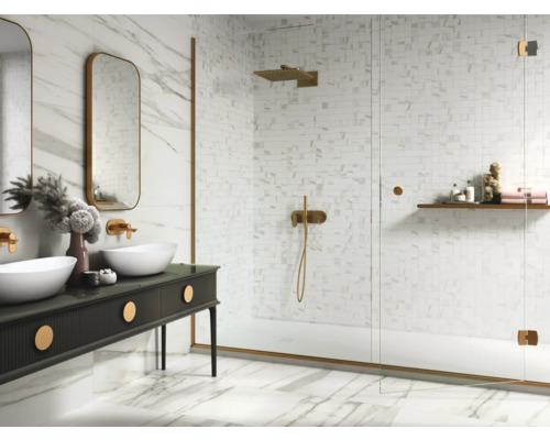 Baie cu chiuvetă dublă, oglinzi și cabină de duș cu gresie mozaic