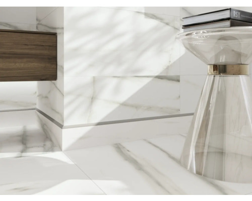 Baie cu gresie de marmură albă, dulap sub lavoar și scaun din acril