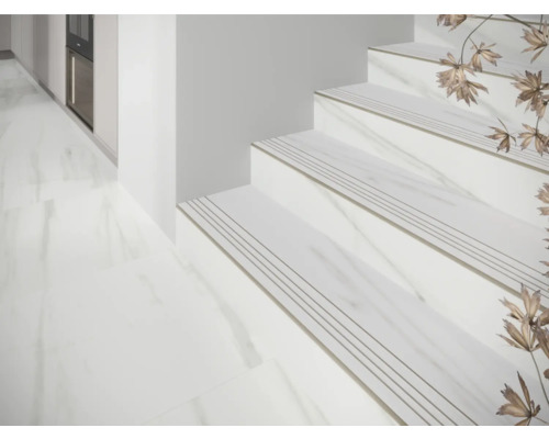 Scenă cu scară cu covorașe pentru trepte și plăci de podea cu aspect de marmură.