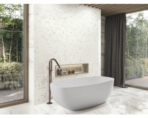 Baie modernă cu cadă independentă, robinet și plăci de mozaic