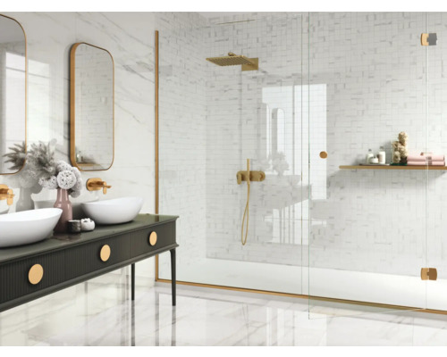 Baie modernă cu chiuvetă dublă, oglinzi și cabină de duș