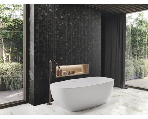 Baie cu cadă, gresie mozaic închisă la culoare și fațadă vitrată