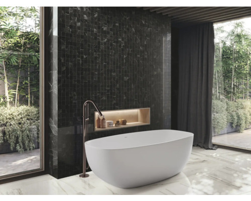 Baie modernă cu cadă freestanding, gresie mozaic și fereastră mare