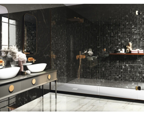 Baie cu lavoar, oglindă și duș cu plăci de mozaic închise la culoare.