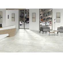 Cameră luminoasă cu gresie, recepție și zonă de relaxare cu vedere la stradă