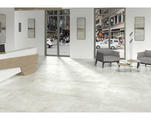 Cameră luminoasă cu gresie, recepție și zonă de relaxare cu vedere la stradă