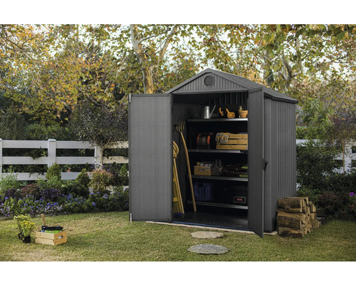 Scenă de grădină cu magazie de scule deschisă, cu rafturi și unelte de grădină