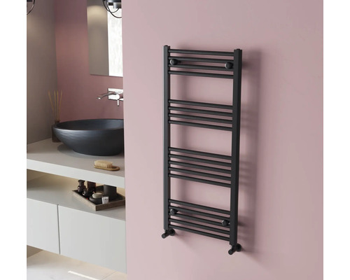 Radiator negru pentru prosoape montat pe perete într-o baie