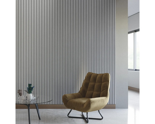 Living luminos cu panouri acustice pe perete, fotoliu și masă