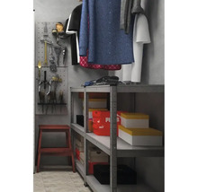 Debara cu scule pe perete perforat, rafturi și haine