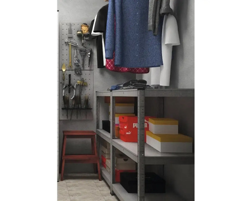 Debara cu scule pe perete perforat, rafturi și haine