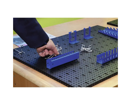 Panou negru perforat cu suporturi albastre și cârlige argintii pentru depozitarea sculelor