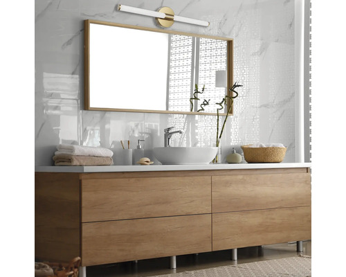 Baie modernă cu lavoar, lavoar de blat, oglindă și iluminat