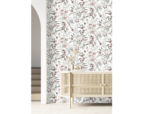 Cameră cu tapet cu model floral și dulap din lemn deschis la culoare