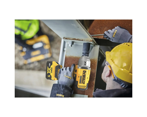 Cheie de impact cu acumulator utilizată pentru fixarea unei construcții metalice