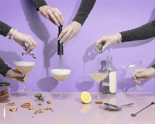 Preparare cocktailuri cu diverse ingrediente și echipamente.