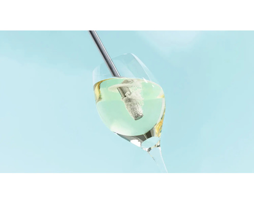 Pahar cu băutură, pai și cub de gheață