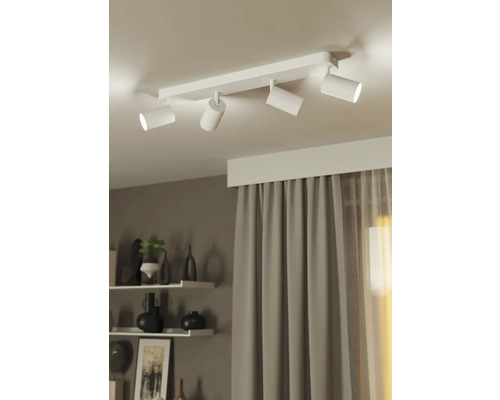 Lumină de tavan cu patru spoturi în camera de zi