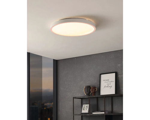 Plafonieră rotundă într-un spațiu de locuit modern