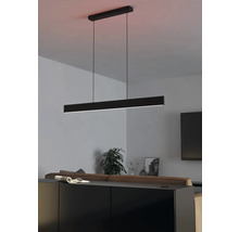 Lumină suspendată cu LED negru deasupra unui bufet