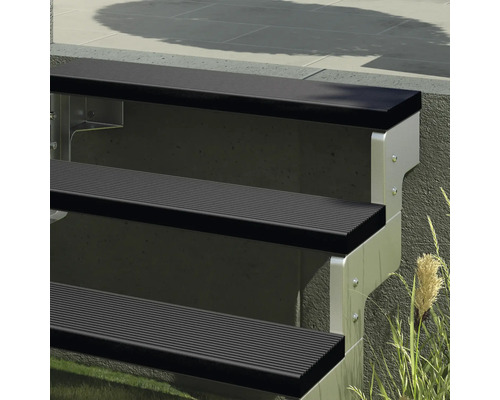 Scară exterioară cu cadru din aluminiu și trepte din material striat