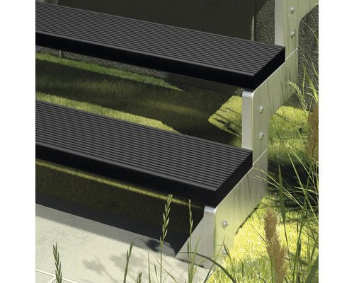 Scară exterioară cu cadru metalic și trepte