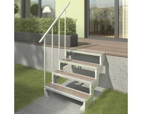Scară exterioară cu patru trepte și balustradă metalică
