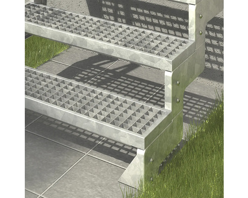 Scară metalică cu trepte din grilaj pe pietre de pavaj