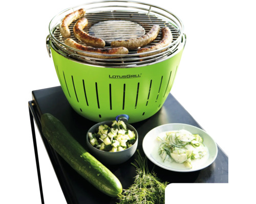 LotusGrill cu cârnați, castravete, mărar și salată de castraveți pe o masă