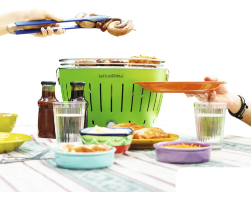 Scenă cu LotusGrill, alimente la grătar, sosuri, boluri și băuturi pe o masă