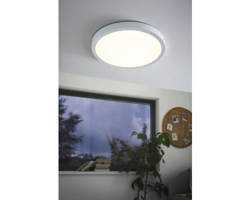 Lumină de plafon rotundă în camera de zi