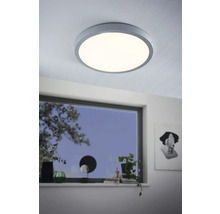 Lumină de plafon rotundă într-o cameră modernă cu fereastră.