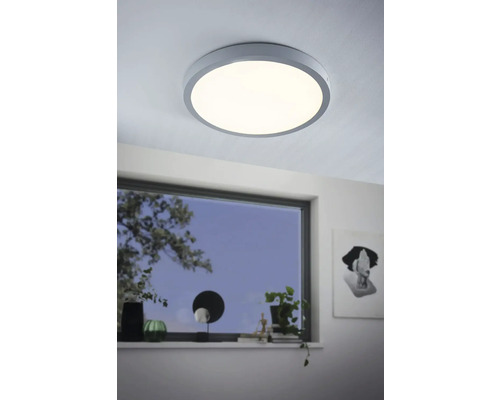 Lumină de plafon rotundă într-o cameră modernă cu fereastră.