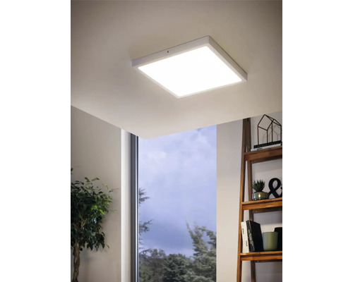 Plafonieră LED pătrată în spațiul de locuit.