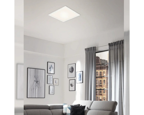 Living cu canapea gri, imagini pe perete și plafonieră pătrată