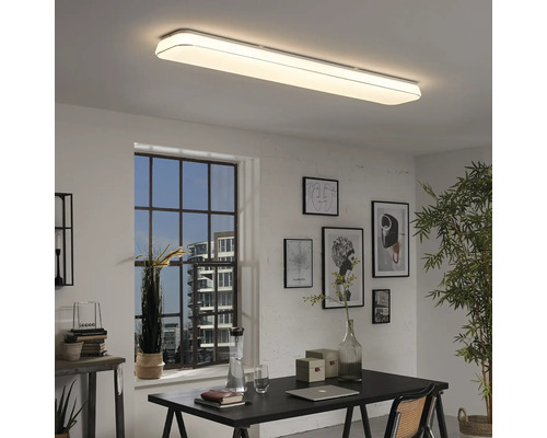 Lumină de tavan într-o cameră luminoasă cu fereastră și mobilier de birou