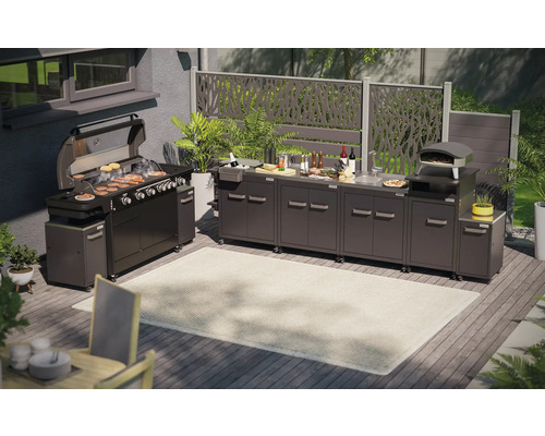 Bucătărie exterioară cu grătar, chiuvetă, cuptor de pizza și blaturi de lucru pe o terasă