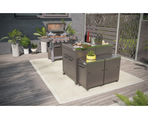 Spațiu exterior cu bucătărie pentru grătar, inclusiv grătar și dulapuri inferioare pe o terasă