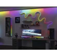 Amenajarea unei săli de jocuri cu birou, calculator, rafturi și iluminare cu LED