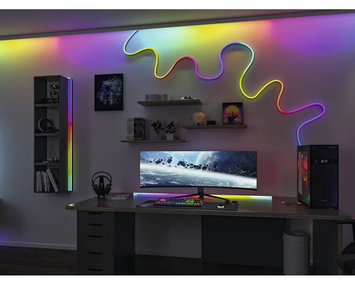 Amenajarea unei săli de jocuri cu birou, calculator, rafturi și iluminare cu LED