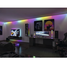 Living modern cu zonă de jocuri iluminată cu lumini LED pe tavan, dulap și lămpi de podea.