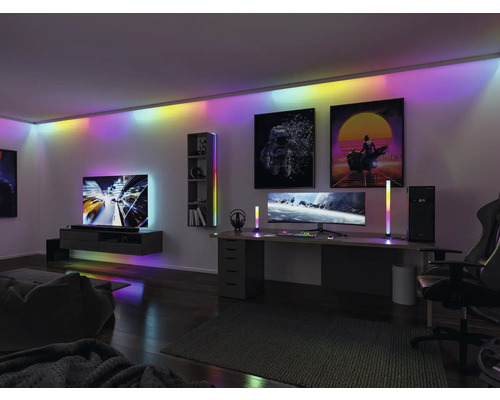 Living modern cu zonă de jocuri iluminată cu lumini LED pe tavan, dulap și lămpi de podea.