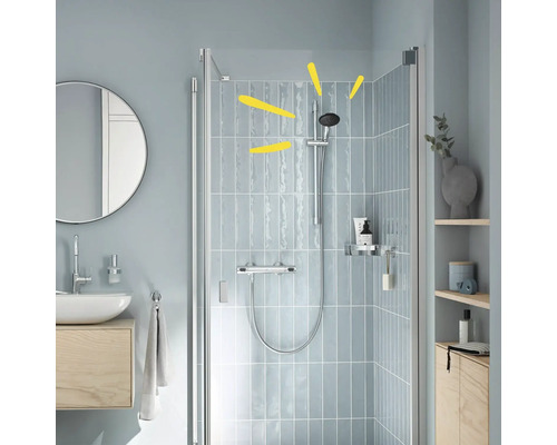 Baie modernă cu cabină de duș, chiuvetă și oglindă