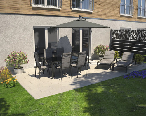 Terasa cu masă de sufragerie, scaune, umbrelă de soare și șezlonguri