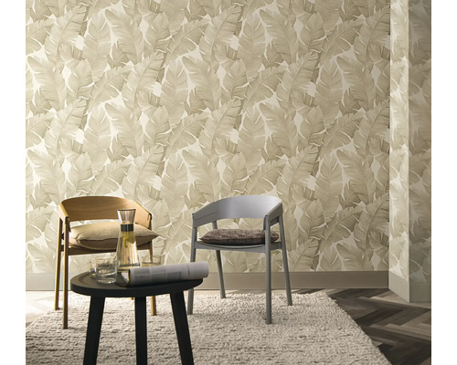 Cameră de zi cu tapet cu frunze, scaune și masă