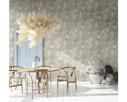 Cameră luminoasă cu masă de sufragerie, scaune, decorațiuni și tapet cu model de frunze