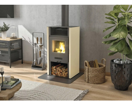 Șemineu cu lemne și ustensile pentru șemineu în camera de zi