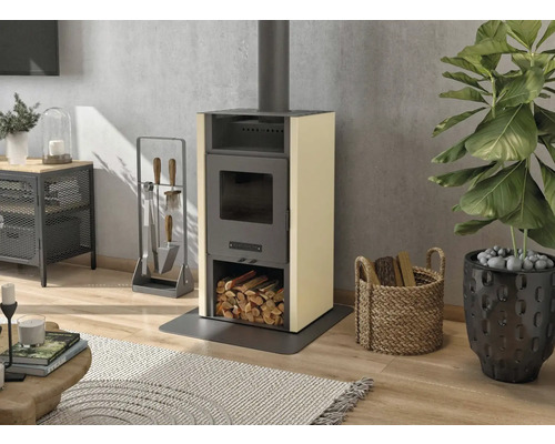 Șemineu cu lemne, set de șemineu și plantă într-o sufragerie luminoasă.