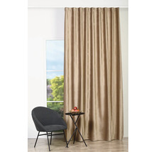 Cortină decorativă lângă un scaun și o masă în fața unei ferestre